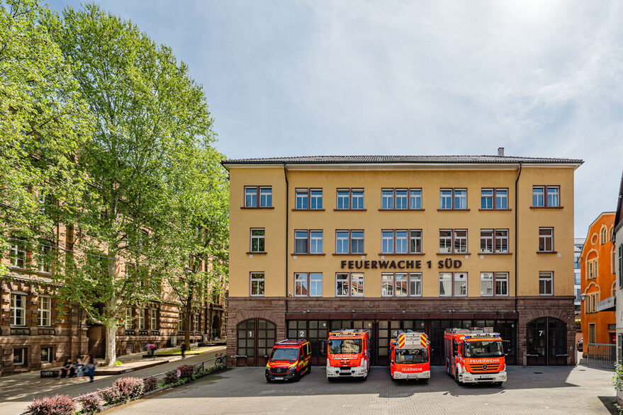 Feuerwache 1 mit Fahrzeugen im Hof