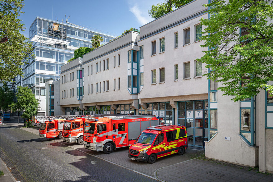 Feuerwache 2 mit Fahrzeugen vor der Einfahrt