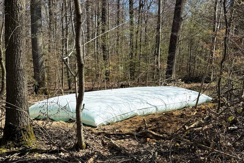Ein gefüllter Wassersack liegt auf dem Blindgänger