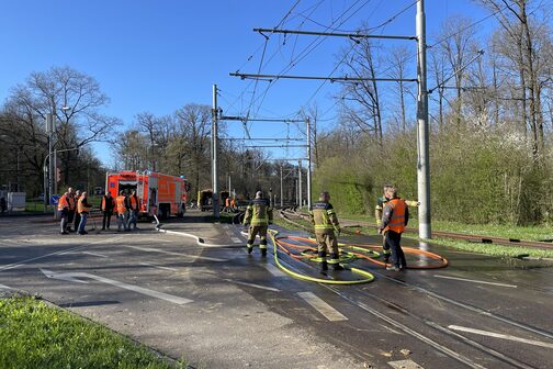 Reinigung von Schienen und Straßen nach der kontrollierten Sprengung.