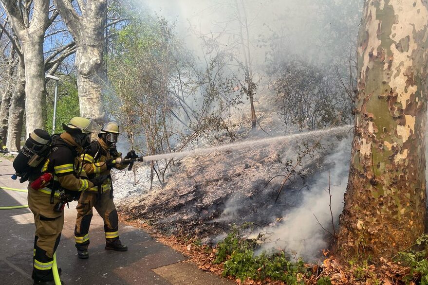 Feuerwehr beim Löschen des Brandes