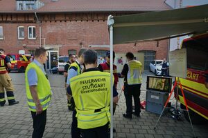 Lagebesprechung am Einsatzleitwagen