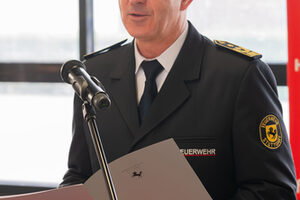 Amtsleiter und Feuerwehrkommandant Dr. Georg Belge mit einer Ernennungsurkunde
