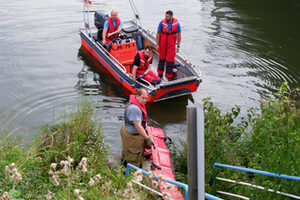 Rettungsboot mit eingesetzter Ölsperre