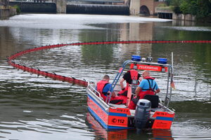 Rettungsboot mit Ölsperre