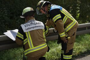 Einsatzleiter und Fahrzeugführer bei der Lageerkundung mit dem vorhandenen Einsatzplan