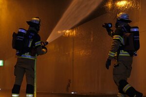 Atemschutztrupp kühlt mit Wasser das Bauwerk