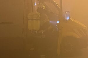 Atemschutztrupp während der Menschenrettung aus einem Fahrzeug