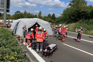 Rettungsdienst mit Zelten für die Sichtung & Erstbehandlung von Patienten