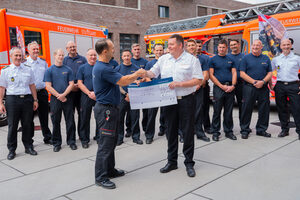 Übergabe Spendenscheck an den Präsidenten des Landesfeuerwehrverbands Baden-Württemberg