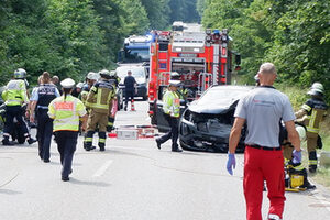Unfallstelle mit zahlreichen Einsatzkräften