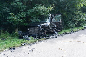 Betroffener PKW in Grünstreifen