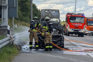 Nachlöscharbeiten durch einen Atemschutztrupp