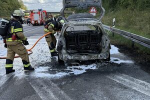 Nachlöscharbeiten durch einen Atemschutztrupp