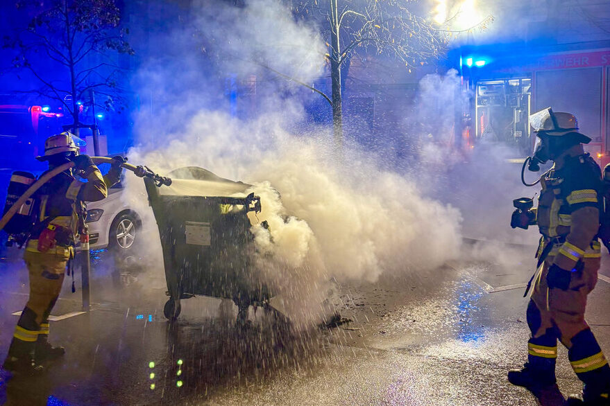 Brennende Mülltonen in Stuttgart-West