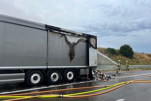 Brennender Sattelauflieger auf Autobahn