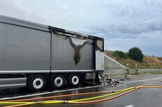 Brennender Sattelauflieger auf Autobahn
