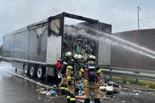 Brennender Sattelauflieger auf Autobahn