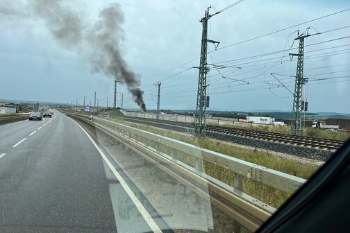 Brennender Sattelauflieger auf Autobahn