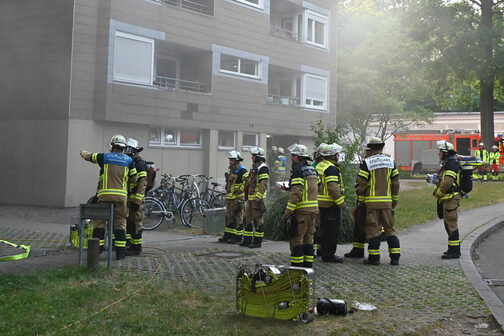 Feuerwehrkräfte vor dem Gebäude