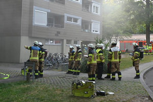 Einsatzkräfte vor dem Gebäude
