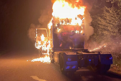 LKW-Brand auf Autobahn