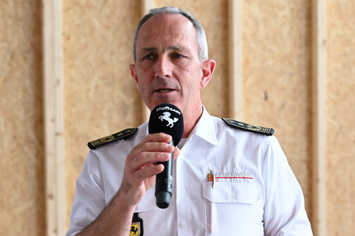Richtfest Interim Feuerwache 1: Amtsleiter und Feuerwehrkommandant Dr. Georg Belge während seiner Rede