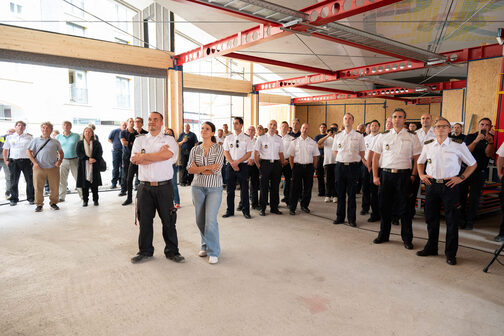 Richtfest Interim Feuerwache 1: Blick zu den Gästen während dem Richtspruch