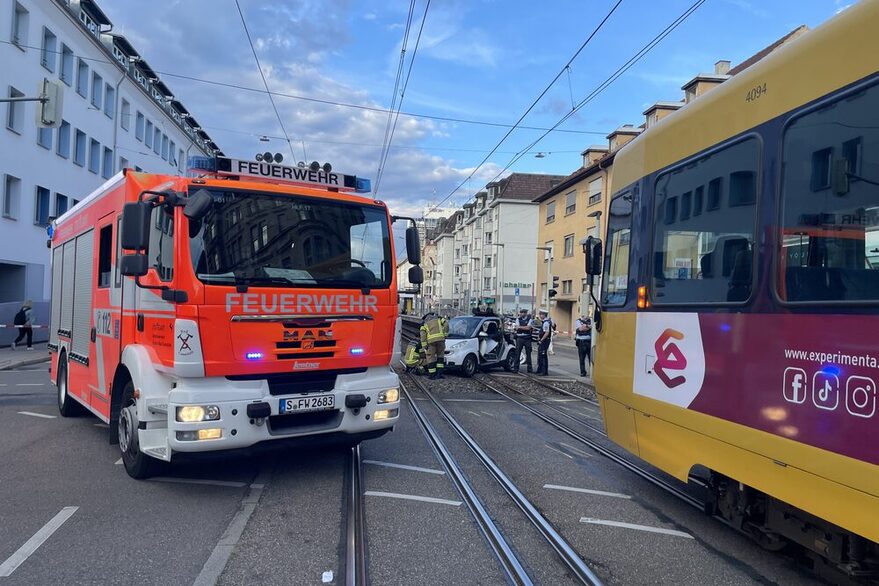 Verkehrsunfall zwischen Stadtbahn und PKW