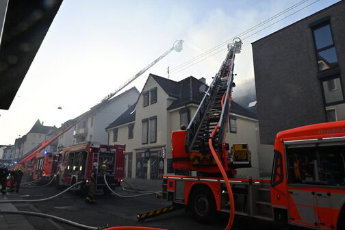 Feuerwehr im Einsatz beim Dachstuhlbrand