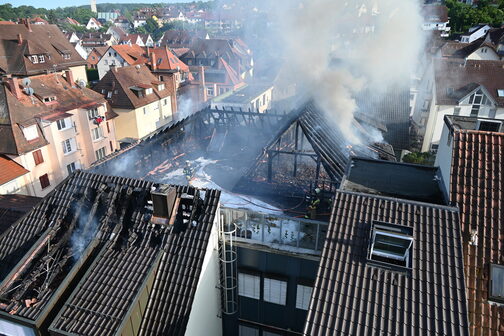 Feuerwehr im Einsatz beim Dachstuhlbrand
