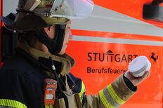 Feuerwehrfrau mit Rauchmelder