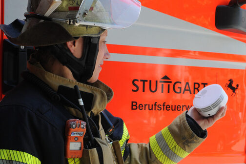 Feuerwehrfrau mit Rauchmelder