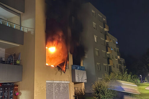 Flammen und schwarzer Rauch aus einer Wohnung
