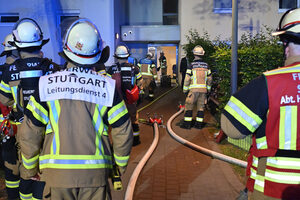 Feuerwehrleute vor dem Eingangsbereich
