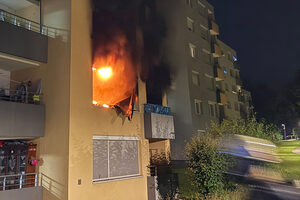 Flammen und schwarzer Rauch aus einer Wohnung