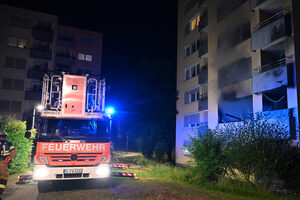 Drehleiter vor dem Gebäude