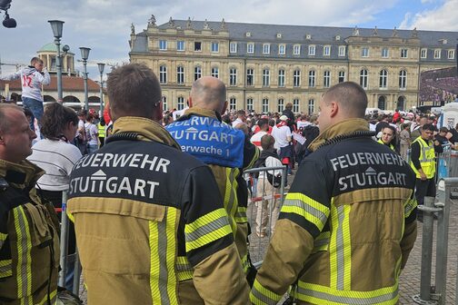 Feuerwehrkräfte zur Absicherung der Veranstaltung auf dem Schloßplatz