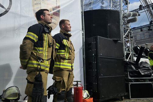 Feuerwehrkräfte zur Absicherung der Veranstaltung auf dem Schloßplatz