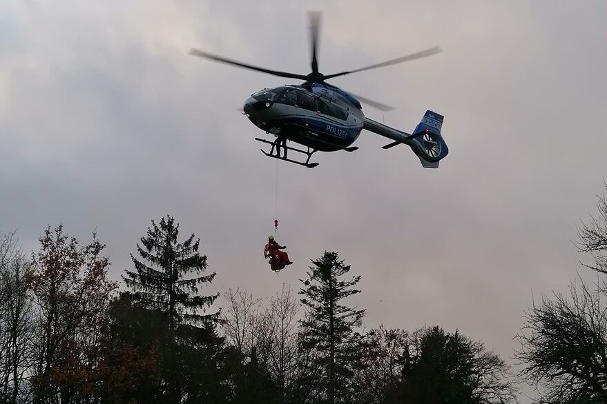 Verletzter Arbeiter auf Sendemast mittels Polizeihubschrauber und Höhenrettung in Kaisersbach gerettet