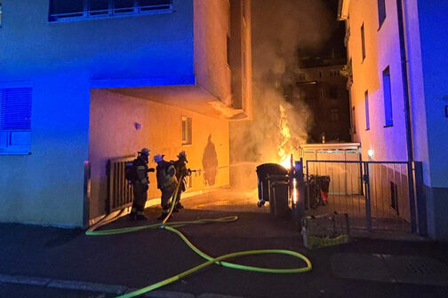 Brennende Müllbehälter gefährden Gebäude in Stuttgart-Süd