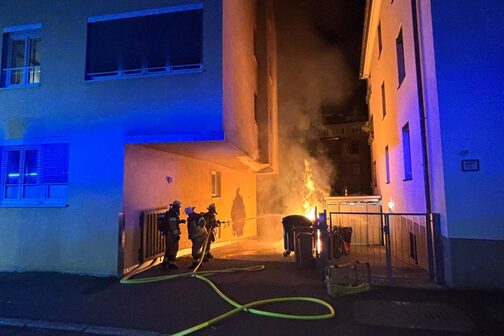 Brennende Müllbehälter in Stuttgart-Süd