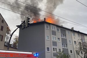 Flammen und Rauch aus dem Dachstuhl