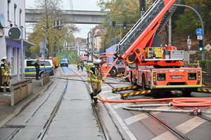 Einsatzkräfte und Fahrzeuge an der Einsatzstelle