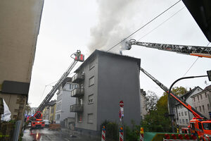 Einsatzstelle mit Drehleitern im Einsatz