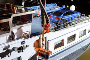 Binnenschiff mit vorbereiteter Schleifkorbtrage