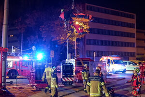 Personenrettung durch Höhenretter und Einsatzkräfte der Feuerwache 3