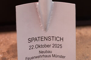 Spaten mit Aufdruck Neubau Feuerwehrhaus Münster